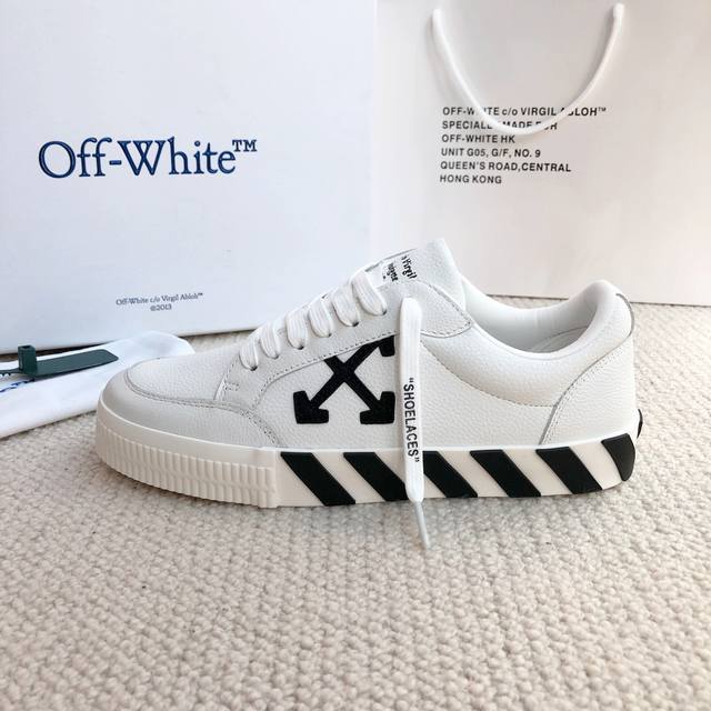 工厂价： Off White新品上新 情侣款 Off White新品上新 潮牌箭头斑马线大底，官网同步现货供应off White经典十字标撞色标志潮范十足，是经